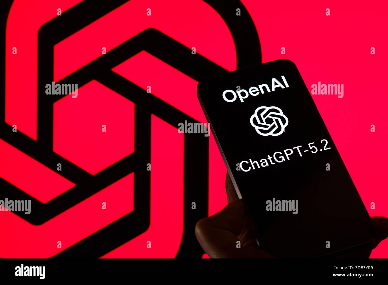 Brüssel, Belgien Dezember 2025. Das OpenAI-Logo wird auf einem Mobiltelefon angezeigt, wobei das Symbol für das Firmenlogo im Hintergrund zu sehen ist. Aufgenommen in Brüssel, Belgien, am 13. Dezember 2025. (Jonathan Raa/SIPA USA) *** ausschließlich für redaktionelle Nachrichten *** Credit: SIPA USA/Alamy Live News Stockfoto