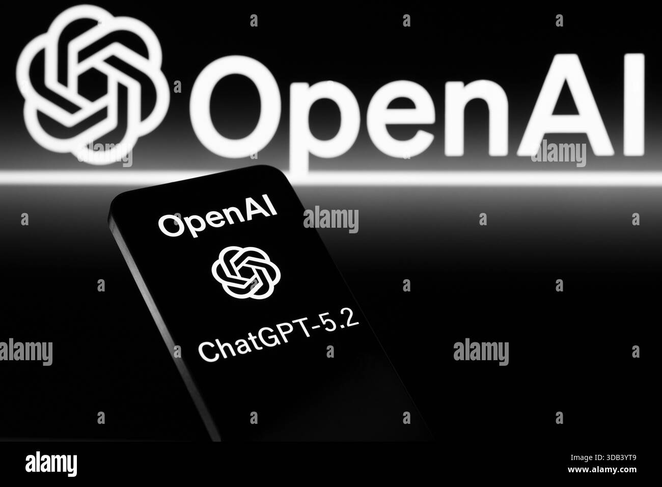 Brüssel, Belgien Dezember 2025. Das OpenAI-Logo wird auf einem Mobiltelefon angezeigt, wobei das Symbol für das Firmenlogo im Hintergrund zu sehen ist. Aufgenommen in Brüssel, Belgien, am 13. Dezember 2025. (Jonathan Raa/SIPA USA) *** ausschließlich für redaktionelle Nachrichten *** Credit: SIPA USA/Alamy Live News Stockfoto