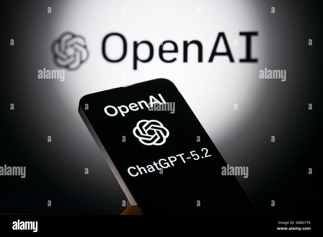 Brüssel, Belgien Dezember 2025. Das OpenAI-Logo wird auf einem Mobiltelefon angezeigt, wobei das Firmenlogo im Hintergrund zu sehen ist. Aufgenommen in Brüssel, Belgien, am 13. Dezember 2025. (Jonathan Raa/SIPA USA) *** ausschließlich für redaktionelle Nachrichten *** Credit: SIPA USA/Alamy Live News Stockfoto