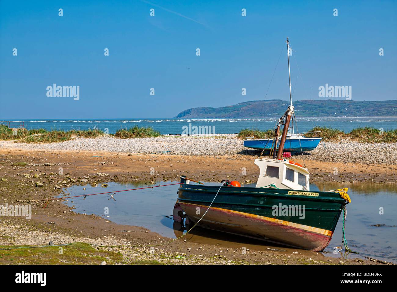 Boote bei Ebbe in Red Wharf Bay, Anglesey, Wales, Großbritannien Stockfoto