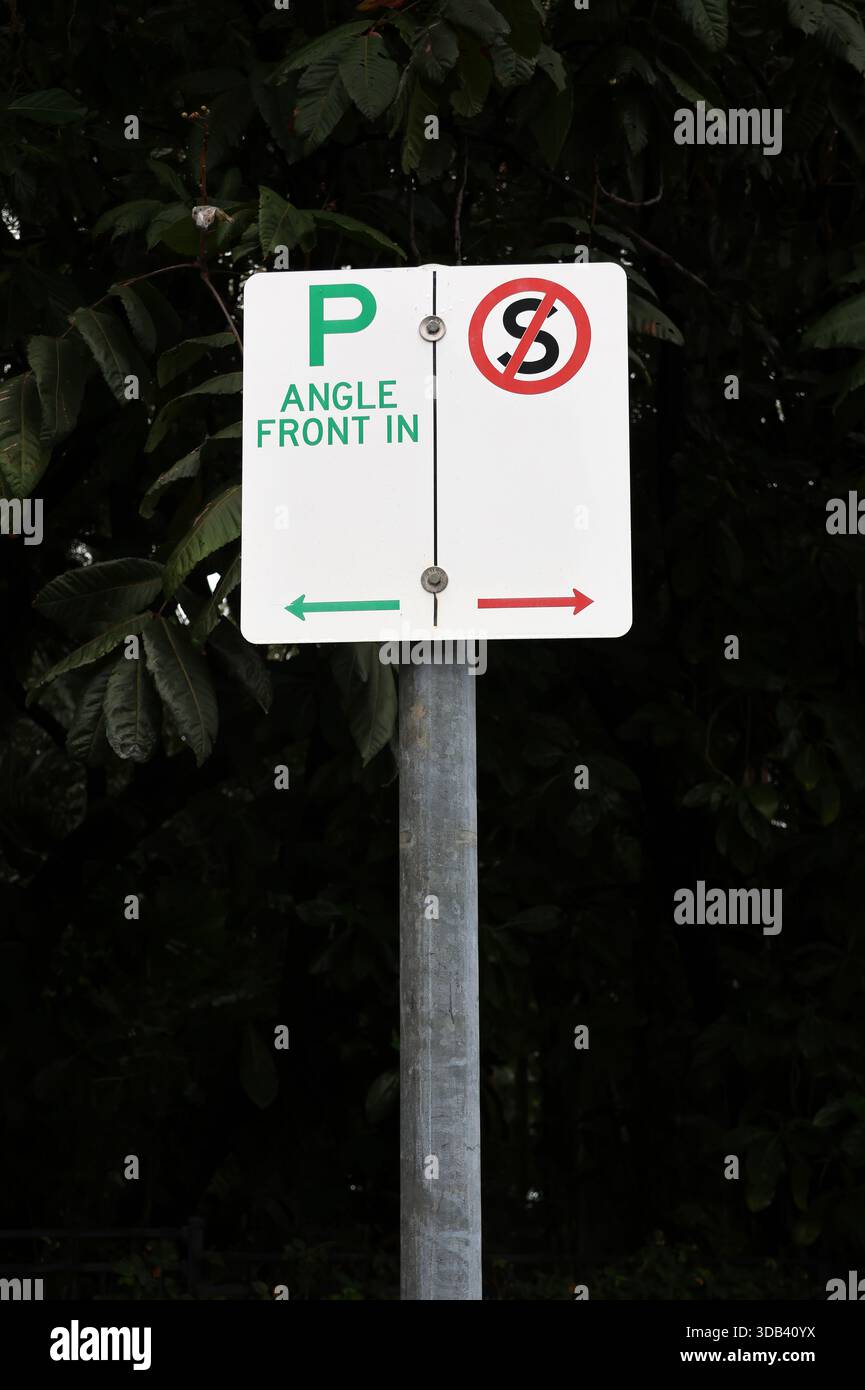 Winkel vorn in Parkschild und kein Standschild an einem Metallmast angebracht Stockfoto