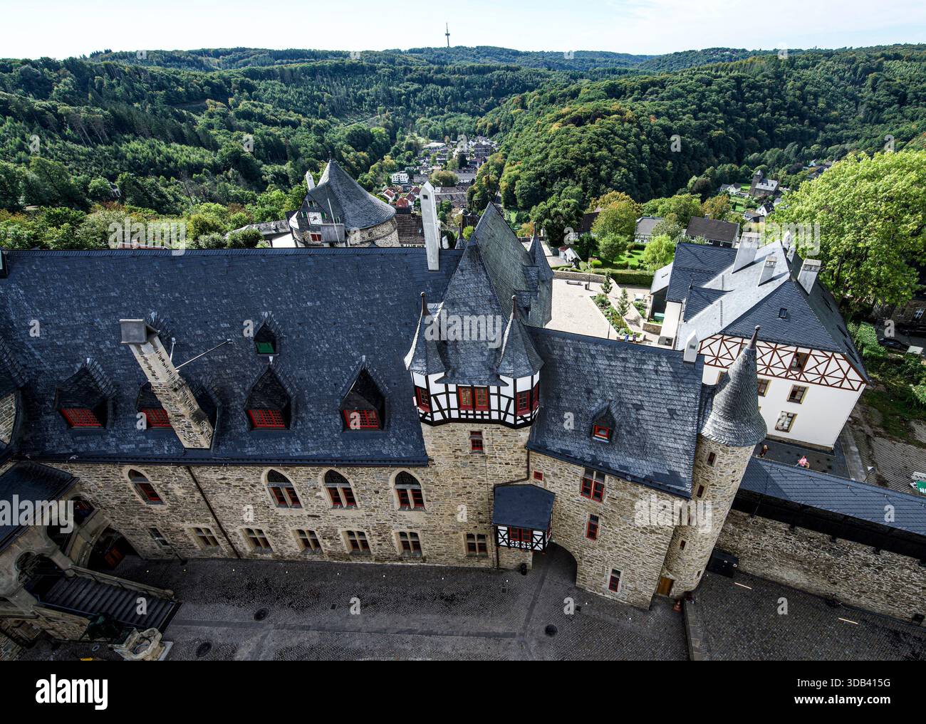 Burg an der Wupper, Blick vom Donjon und Innenhof, bewaldete Berge im Hintergrund, Solingen, Nordrhein-Westp Stockfoto