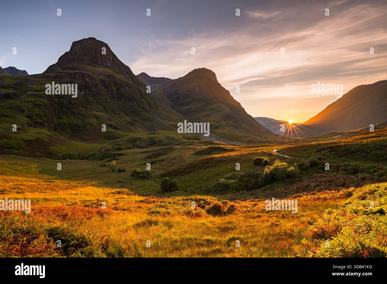 Sonnenuntergang am Three Sisters Aussichtspunkt, Schottland Stockfoto