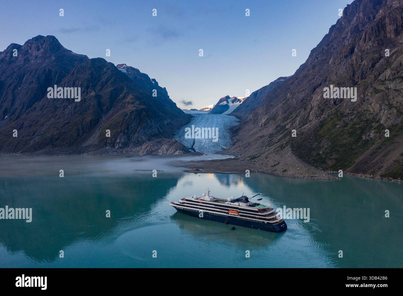 Luftaufnahme des Expeditionskreuzfahrtschiffs World Voyager (Atlas Ocean Voyages) mit einem Gletscher dahinter, Evighedsfjorden (Eternity Fjord), Queqatta, Gr Stockfoto