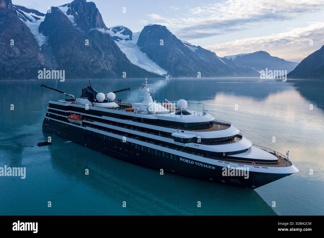 Luftaufnahme des Expeditionskreuzfahrtschiffs World Voyager (Atlas Ocean Voyages) mit einem Gletscher dahinter, Evighedsfjorden (Eternity Fjord), Queqatta, Gr Stockfoto