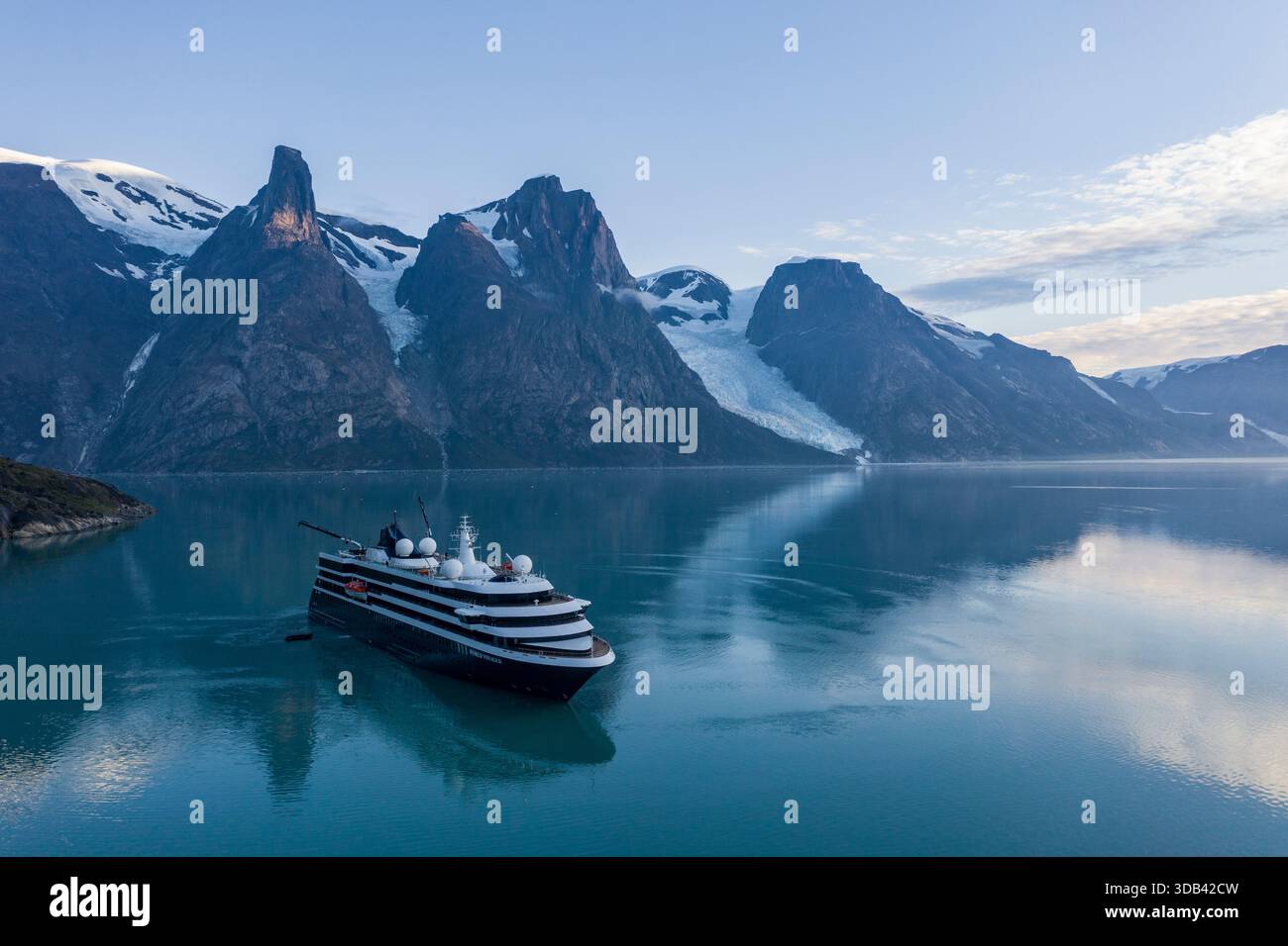 Luftaufnahme des Expeditionskreuzfahrtschiffs World Voyager (Atlas Ocean Voyages) mit einem Gletscher dahinter, Evighedsfjorden (Eternity Fjord), Queqatta, Gr Stockfoto