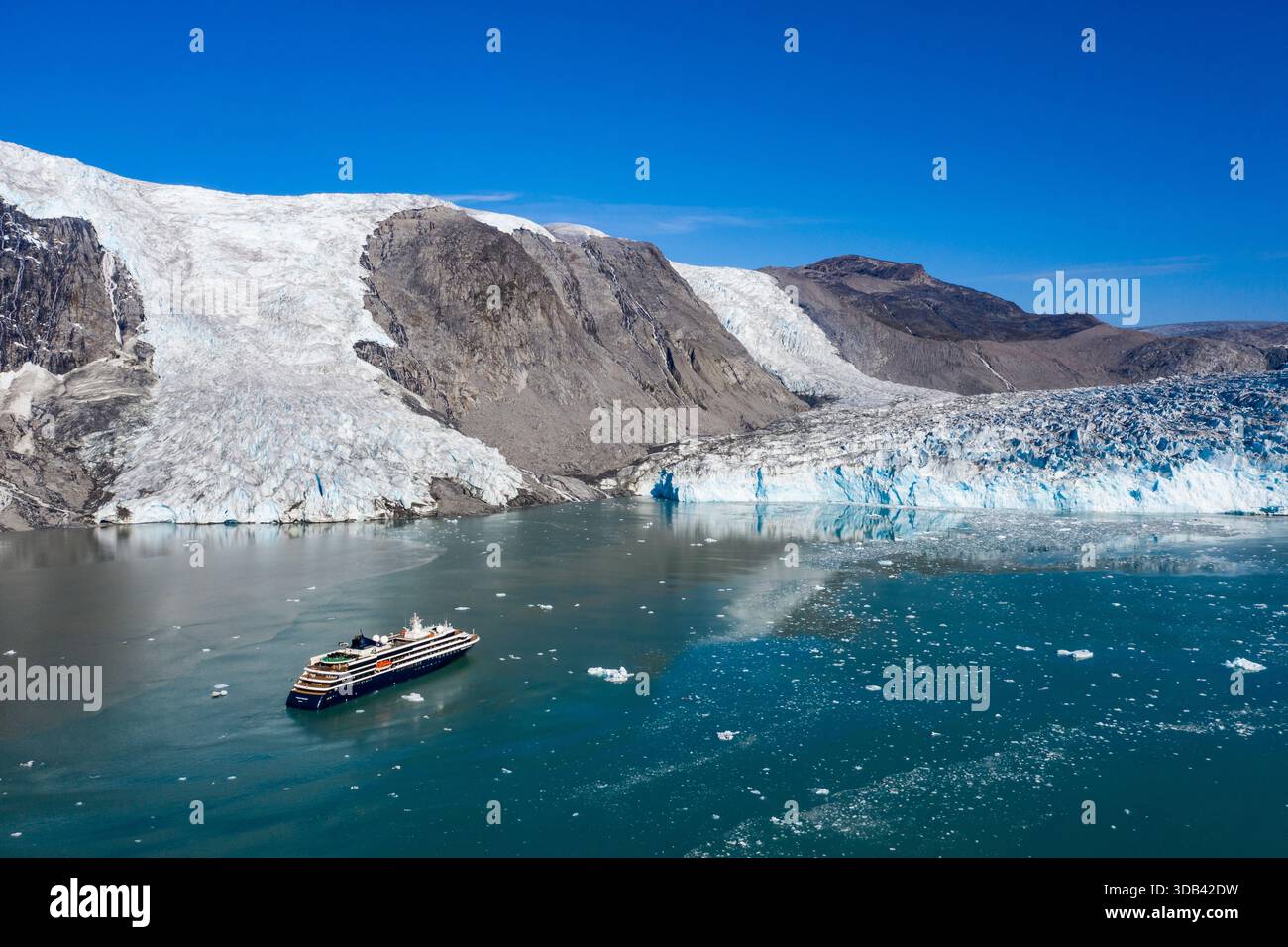 Luftaufnahme des Expeditionskreuzfahrtschiffs World Voyager (Atlas Ocean Voyages) mit einem Gletscher dahinter, Evighedsfjorden (Eternity Fjord), Queqatta, Gr Stockfoto