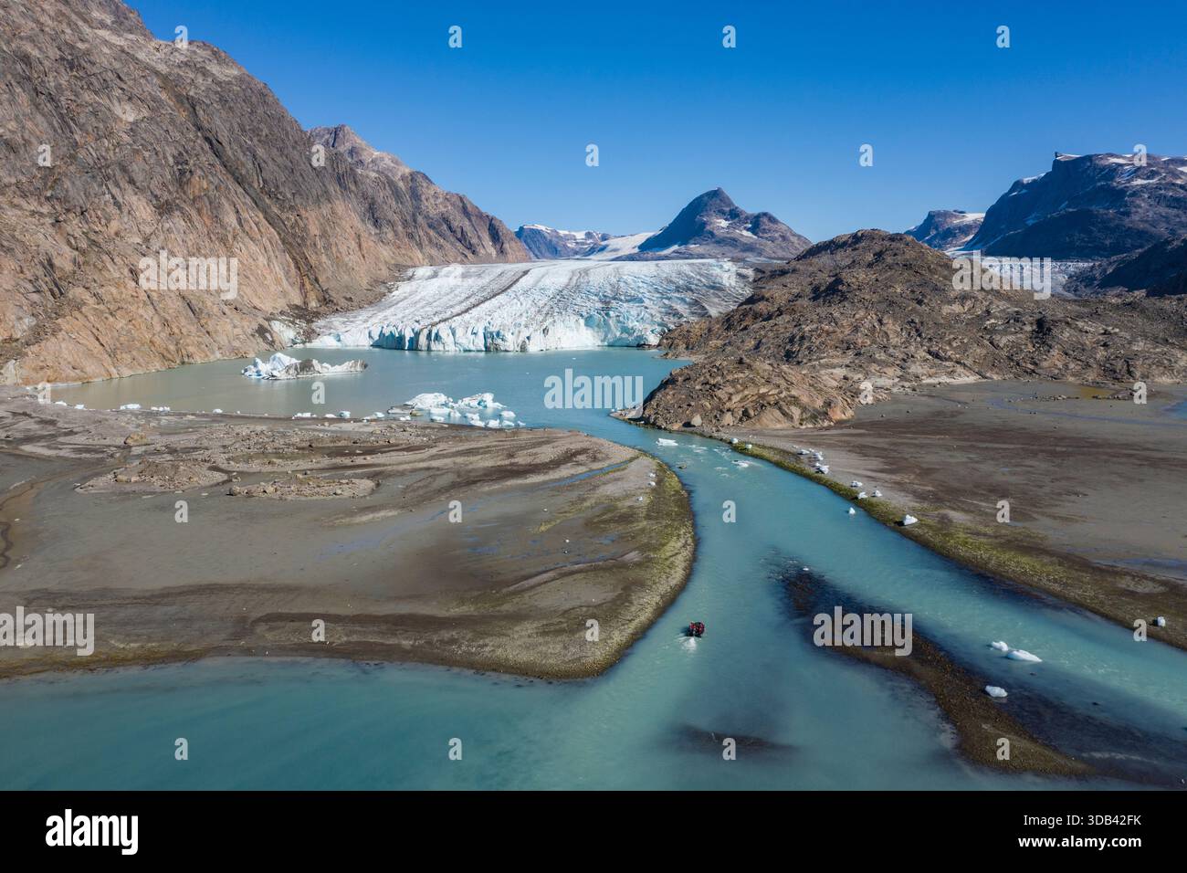 Aus der Vogelperspektive eines aufblasbaren Zodiac-Bootes vom Expeditionskreuzfahrtschiff World Voyager (Atlas Ocean Voyages) mit einem Gletscher dahinter, Ikamet Kangerlus Stockfoto