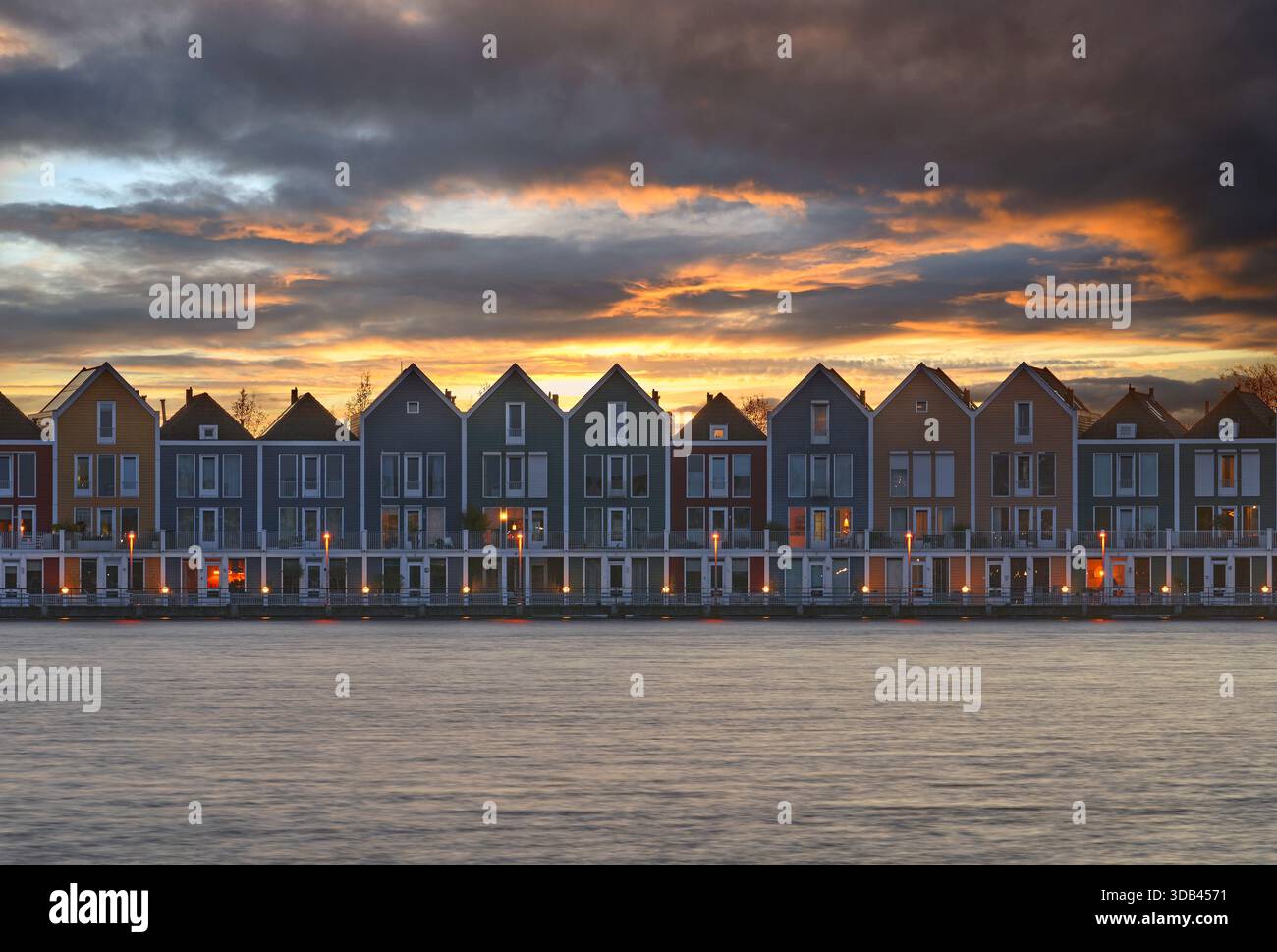 Traditionelle Häuser am Rietplas See bei Sonnenuntergang. Houten, Niederlande Stockfoto