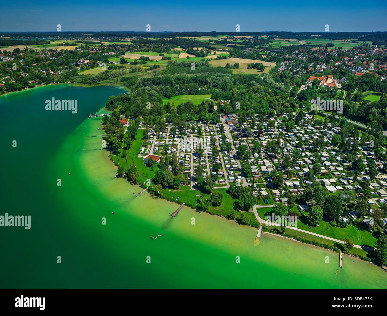 Blick auf Campingplatz und Pilsensee, Pilsensee, fünf Seen Region, Oberbayern, Bayern, Deutschland Stockfoto