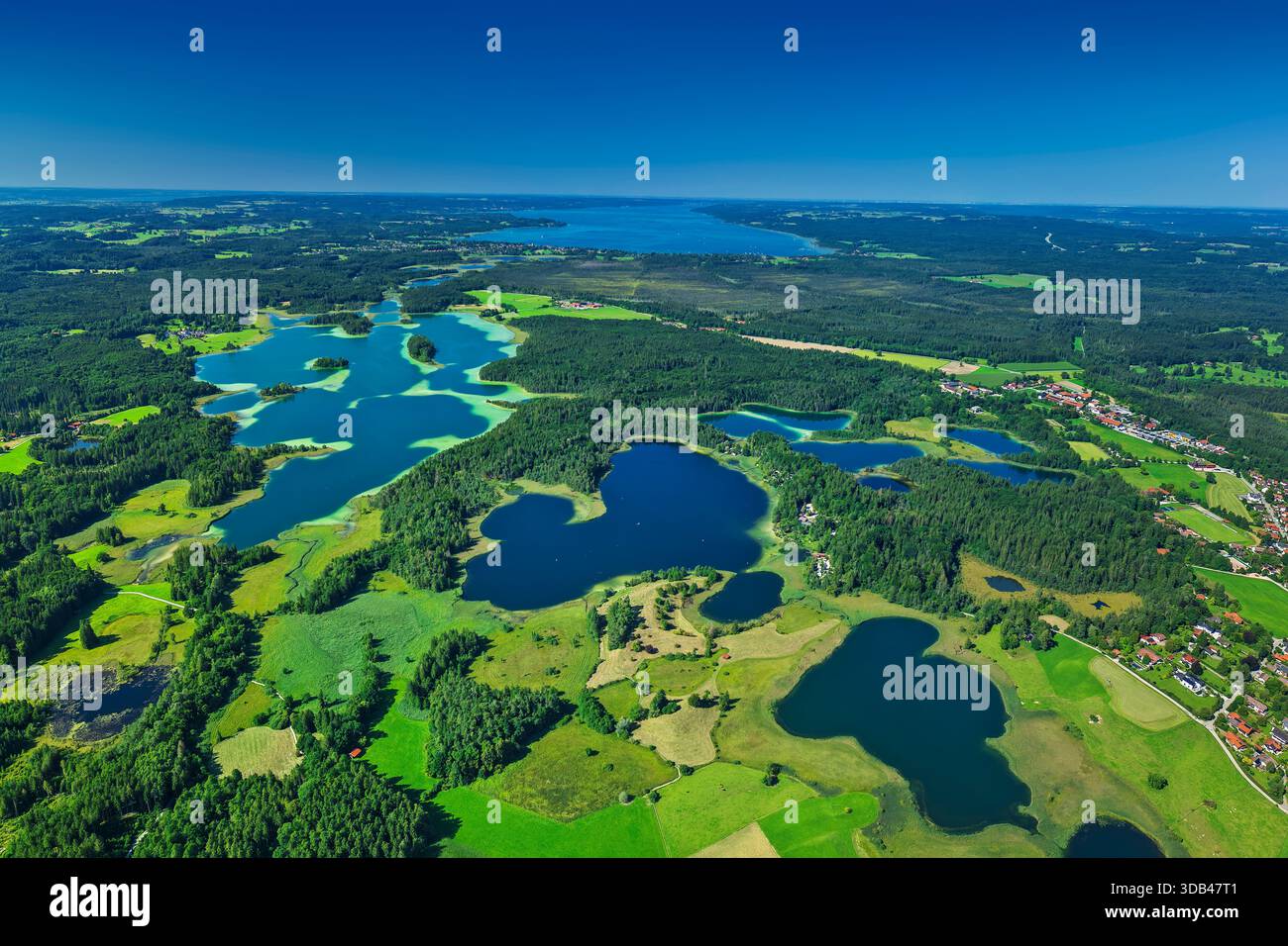 Blick über die Osterseen bis zum Starnberger See, fünf Seen Region, Oberbayern, Bayern, Deutschland Stockfoto