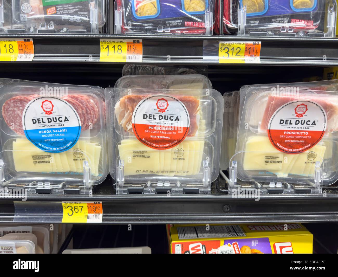 Los Angeles, Kalifornien, USA - 14. April 2024: Eine Ansicht mehrerer Pakete von Del Duca Räucherfleisch, ausgestellt in einem örtlichen Lebensmittelgeschäft. Stockfoto