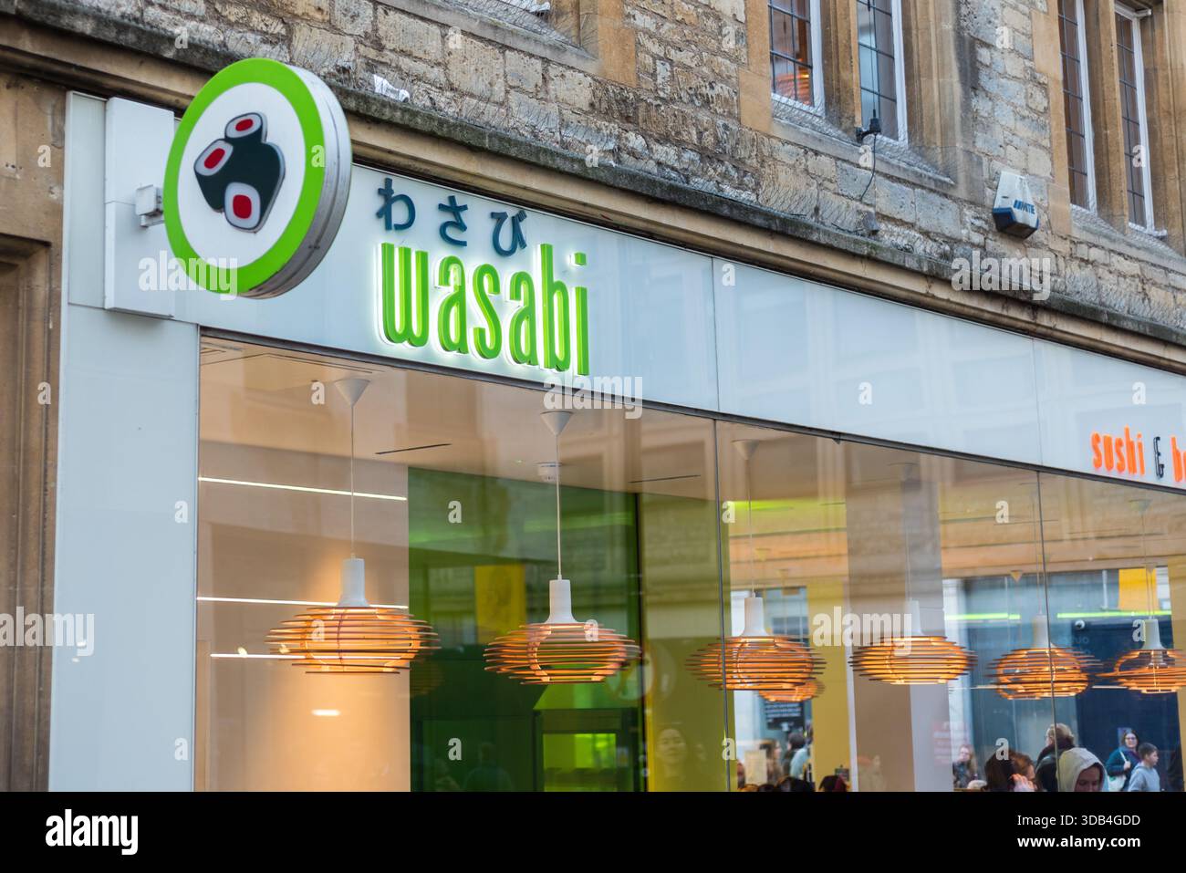 Schild und Logo des britischen Wasabi Restaurants Stockfoto