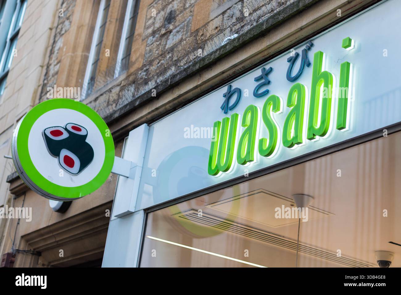 Schild und Logo des britischen Wasabi Restaurants Stockfoto