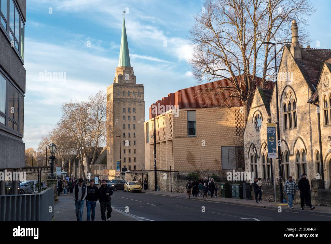 Blick auf die Straße mit dem Turm des Nuffield College und dem ehemaligen Gerichtsgebäude und Nachlassbüro vor der Tür, Oxford, Großbritannien Stockfoto