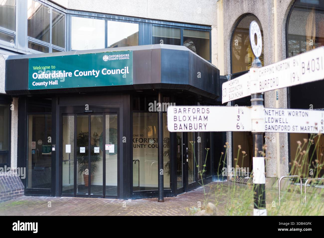 Haupteingang zum Oxfordshire County Council Building in Oxford, Großbritannien Stockfoto