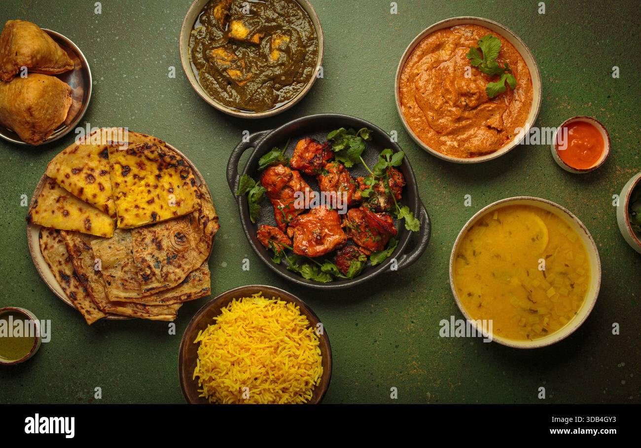 Indische Gerichte - Curry, Tandoori, Tikka Masala, Dal, Palak Paneer, paratha, Samosas Stockfoto