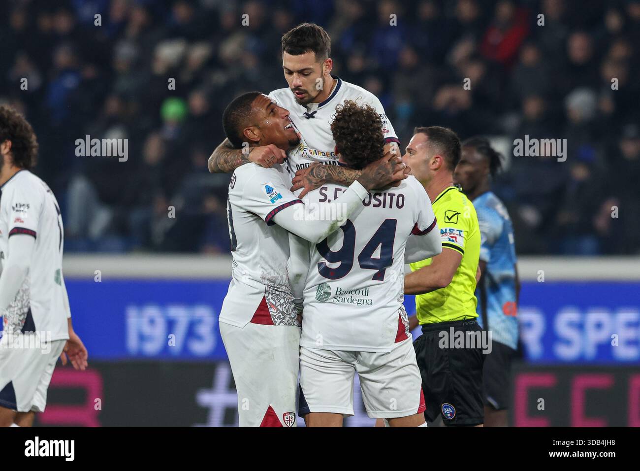 Bergamo, Italien. Dezember 2025. Gianluca Gaetano (10) von Cagliari gleicht 1-1 aus und feiert mit Sebastiano Esposito (94) und Michael Folorunsho (90) während des Spiels Der Serie A zwischen Atalanta und Cagliari im New Balance Stadium in Bergamo. Quelle: Gonzales Photo/Alamy Live News Stockfoto