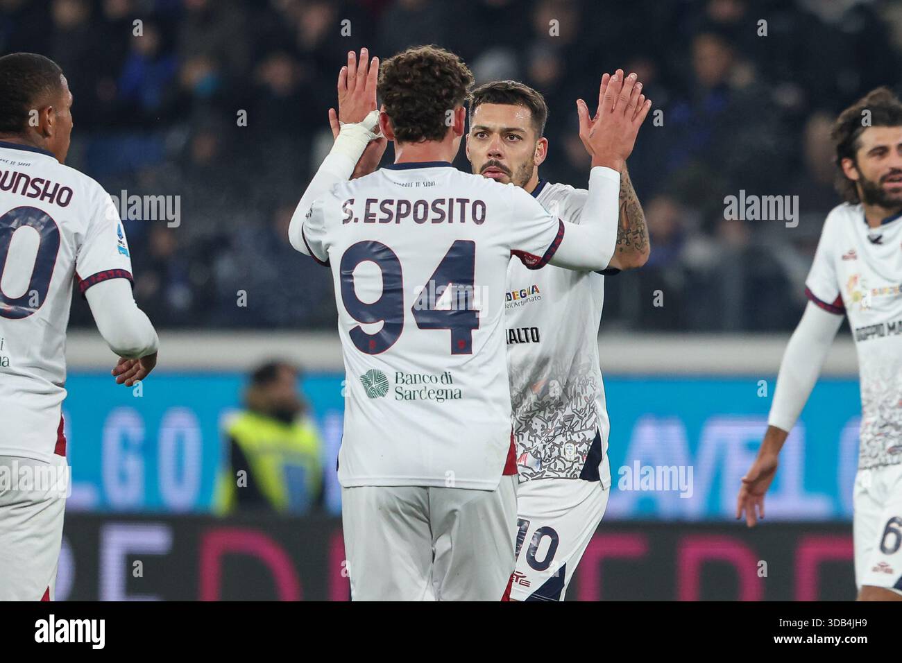 Bergamo, Italien. Dezember 2025. Gianluca Gaetano (10) von Cagliari entschädigt 1-1 und feiert mit Sebastiano Esposito (94) während des Serie A-Spiels zwischen Atalanta und Cagliari im New Balance Stadium in Bergamo. Quelle: Gonzales Photo/Alamy Live News Stockfoto