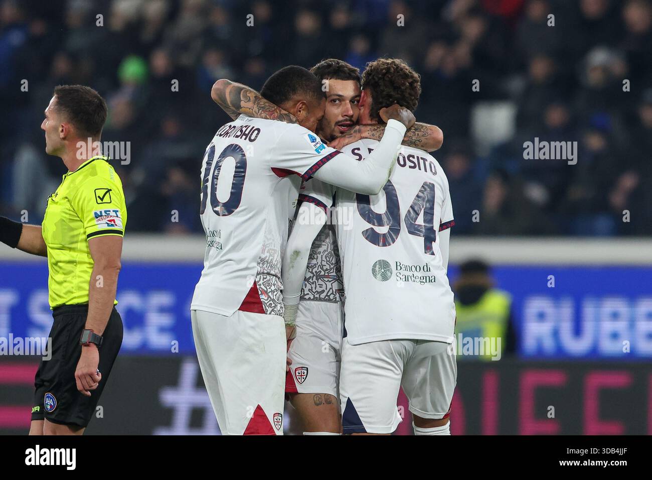 Bergamo, Italien. Dezember 2025. Gianluca Gaetano (10) von Cagliari gleicht 1-1 aus und feiert mit Sebastiano Esposito (94) und Michael Folorunsho (90) während des Spiels Der Serie A zwischen Atalanta und Cagliari im New Balance Stadium in Bergamo. Quelle: Gonzales Photo/Alamy Live News Stockfoto
