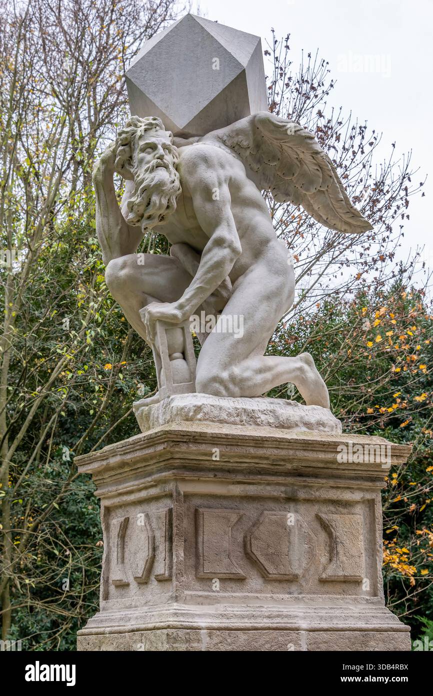 Die Statue der Zeit, oder Cronos, befindet sich im monumentalen Garten von Valsanzibio, Padua, Italien Stockfoto