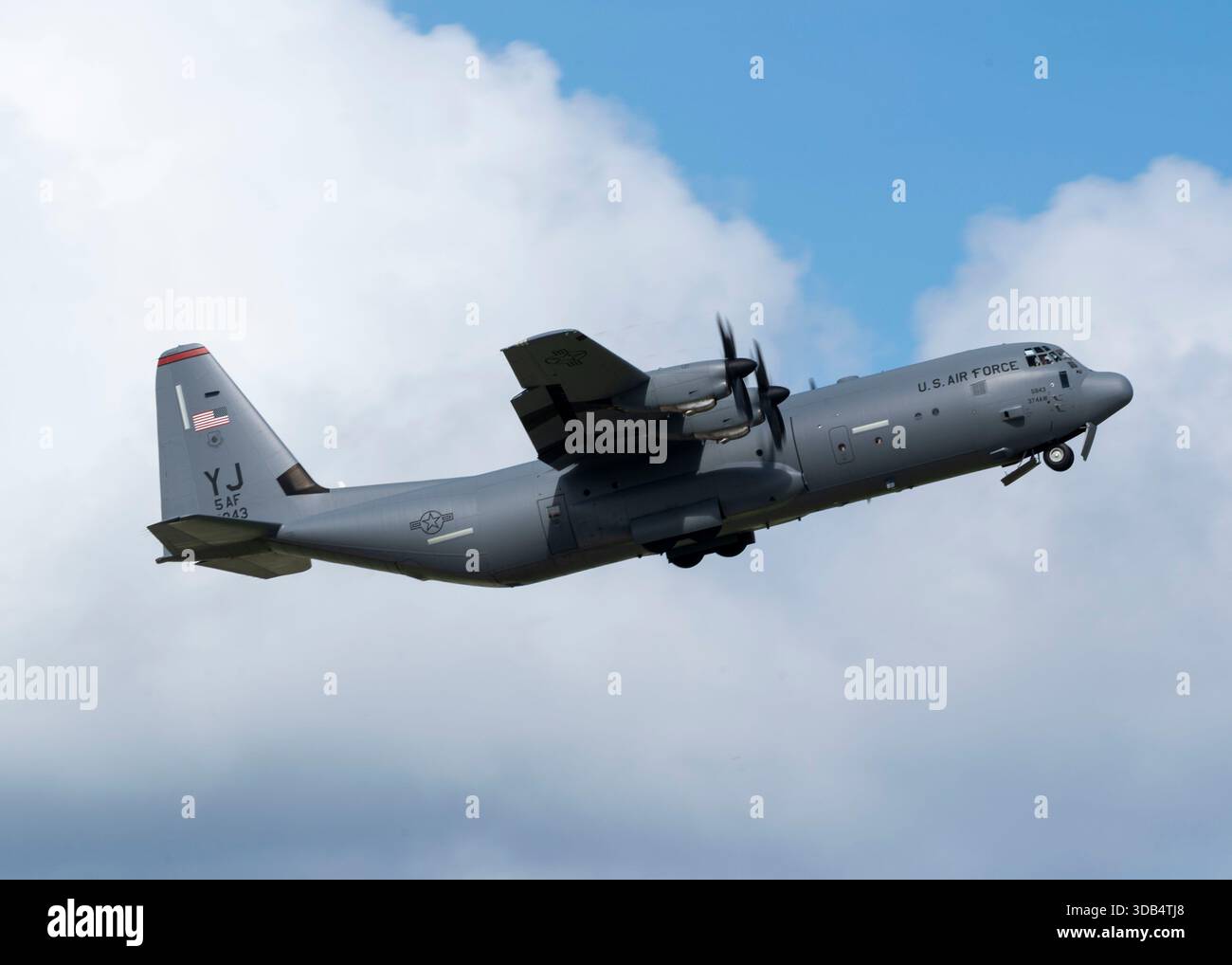Ein C-130J Super Hercules der US Air Force, der dem 374. Air Expeditionary Wing auf der Yokota Air Base in Japan zugewiesen ist, startet während der Operation Christmas Dr Stockfoto