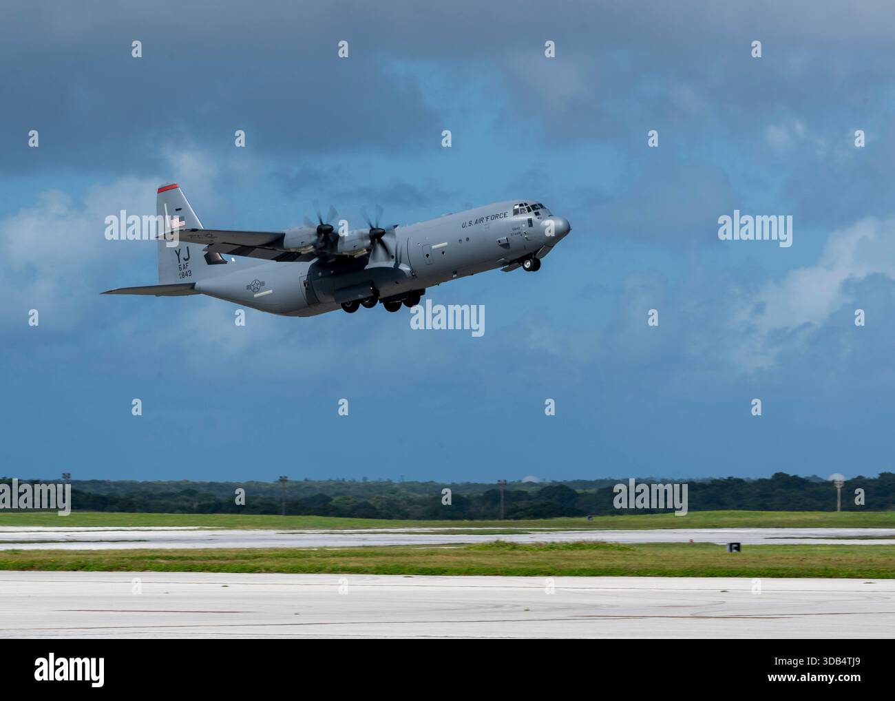 Ein C-130J Super Hercules der US Air Force, der dem 374. Air Expeditionary Wing auf der Yokota Air Base in Japan zugewiesen ist, startet während der Operation Christmas Dr Stockfoto