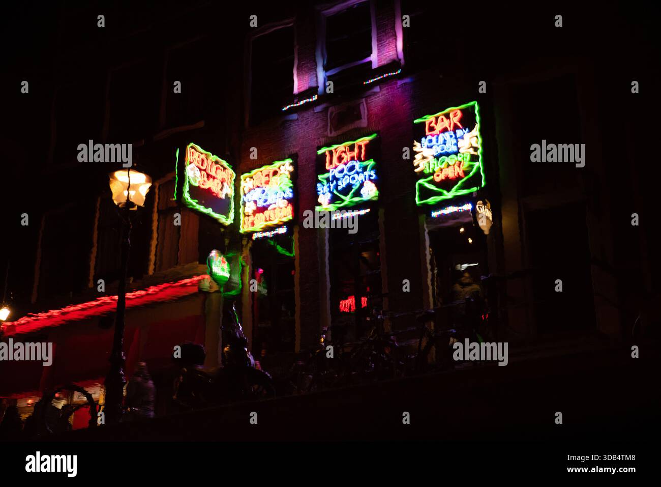 Neon Bar schildert nachts am Amsterdamer Canal House Stockfoto