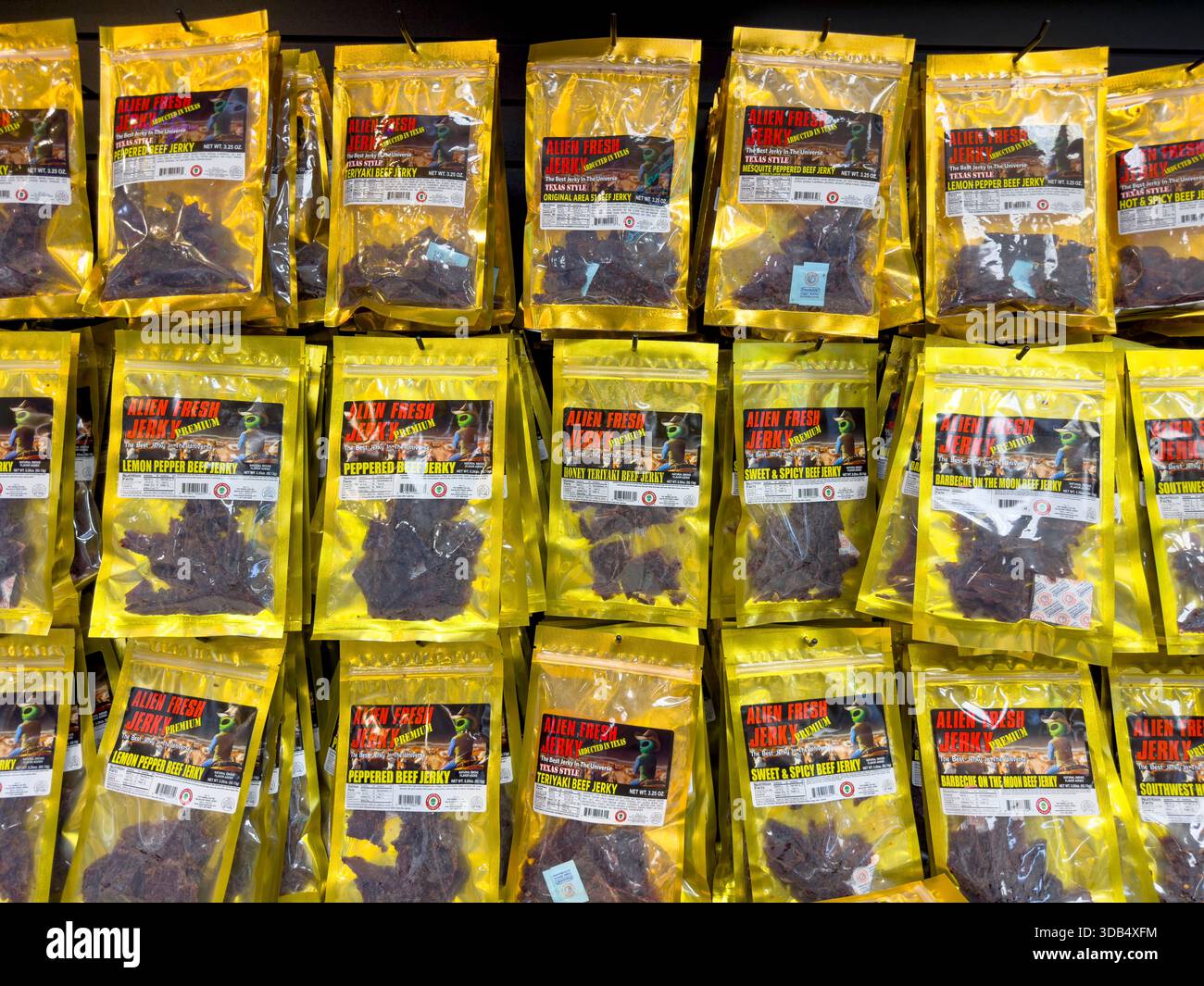 Baker, Kalifornien, USA - 14.08.2024: Ein Blick auf mehrere Packungen Rindfleisch Jerky, ausgestellt bei Alien Fresh Jerky. Stockfoto