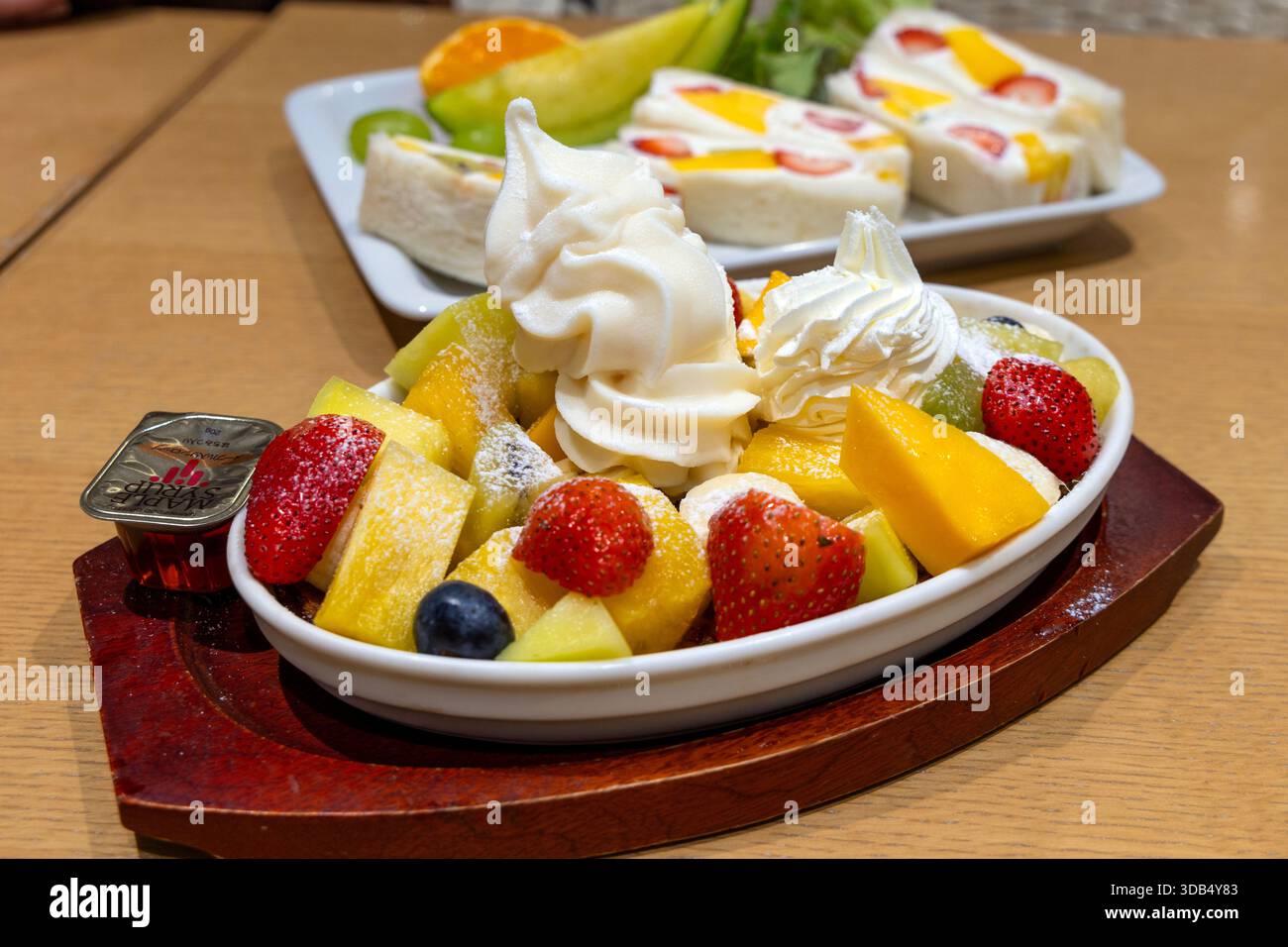 Französischer Toast mit Obst im Fruit Parlor Kajitsuen, Tokyo Station, Chuo City, Tokio, Japan Stockfoto
