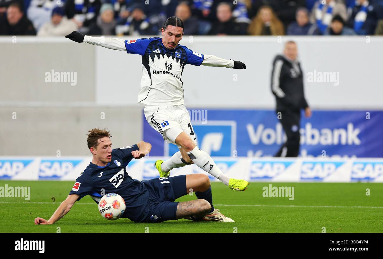 Handball zum Elfmeterschießen [Elfmeterschieß] v.l. Wouter Burger, Rayan Philippe (HSV Hamburg) Sinsheim, 13. Dezember 2025, Fußball, Bundesliga, TSG 1899 Hoffenheim - HSV Hamburg Stockfoto
