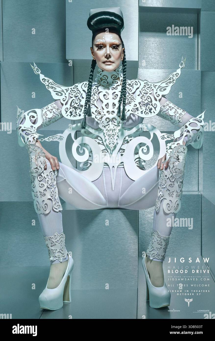 Jigsaw (2017) unter der Regie von Michael Spierig und Peter Spierig mit Matt Passmore, Callum Keith Rennie und Hannah Emily Anderson. Jahre nach John Kramers Tod zwingt das Wiedererscheinen seiner Visitenkarte die Behörden, alles in Frage zu stellen, was sie über seine Spiele zu wissen glaubten. US SAW Blood Drive Poster NUR REDAKTIONELLE VERWENDUNG. Quelle: BFA/Lionsgate Stockfoto