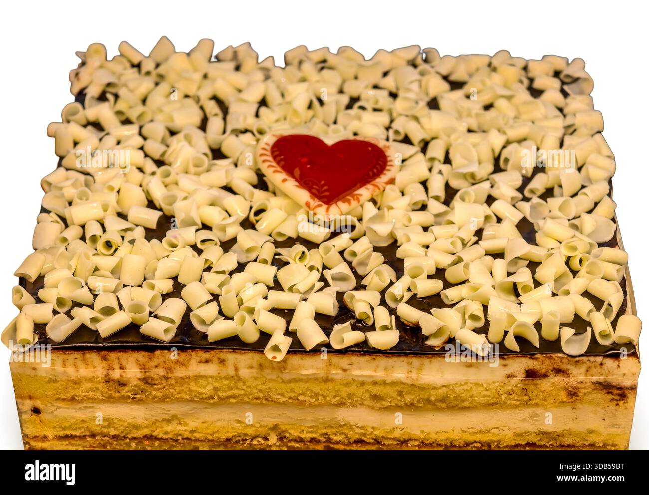 Schokoladenkuchen mit weißen Locken und rotem Herz für romantische Feiern. Süßigkeiten Hintergrund Stockfoto