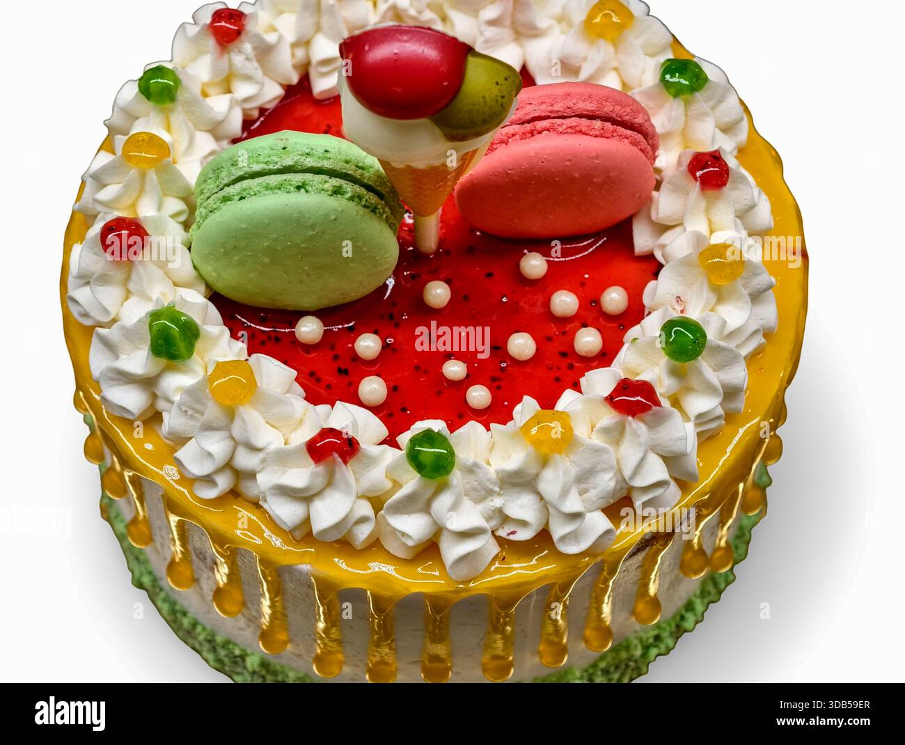 Farbenfrohe, dekorierte Torte mit Gelee-Bonbons, Macarons und Obstgarnitur für festliche Feierlichkeiten. Süßigkeiten Hintergrund Stockfoto