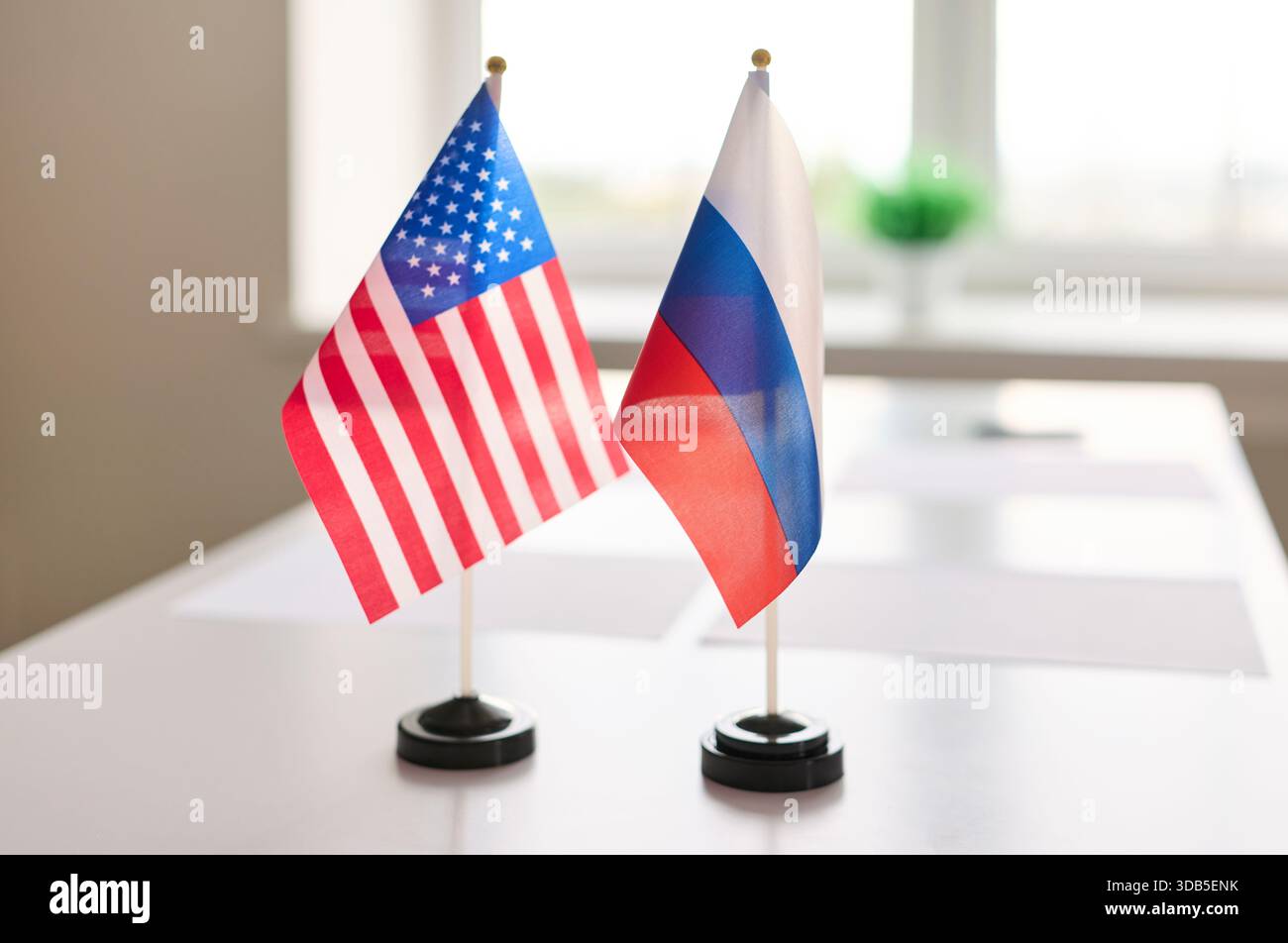 Minipultfahnen DER USA und Russlands, die Diplomatie auf dem Verhandlungstisch der Konferenz zeigen Stockfoto