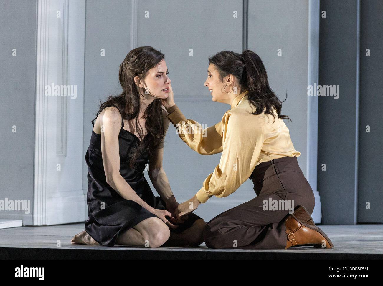 l-r: Jacquelyn Stucker (Ginevra), Elena Villalon (Dalinda) in ARIODANTE von George Frederic Händel an der Royal Opera, Covent Garden, London WC2 09/12 Stockfoto