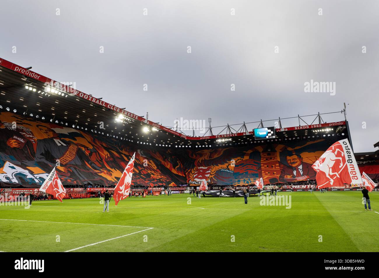 ENSCHEDE - atmosphärisches Bild der Art déco-Aktion, die das 700-jährige Bestehen der Stadt Enschede während des niederländischen Eredivisie-Spiels zwischen dem FC Twente und Go Ahead Eagles im de Grolsch Veste Stadium am 14. Dezember 2025 in Enschede, Niederlande feiert. ANP VINCENT JANNINK Stockfoto