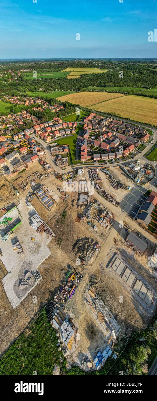 Luftaufnahme Einer im Bau befindlichen Wohnsiedlung mit fertiggestellten Häusern in der Nähe und offenen Feldern in der Ferne. Stockfoto