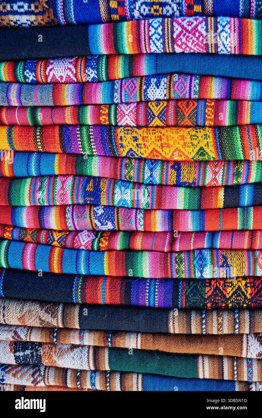 Von Alpaka zum Muster: Die unsichtbare Reise einer textilen Seele (Cusco, Peru: 6. Mai 2009) Stockfoto