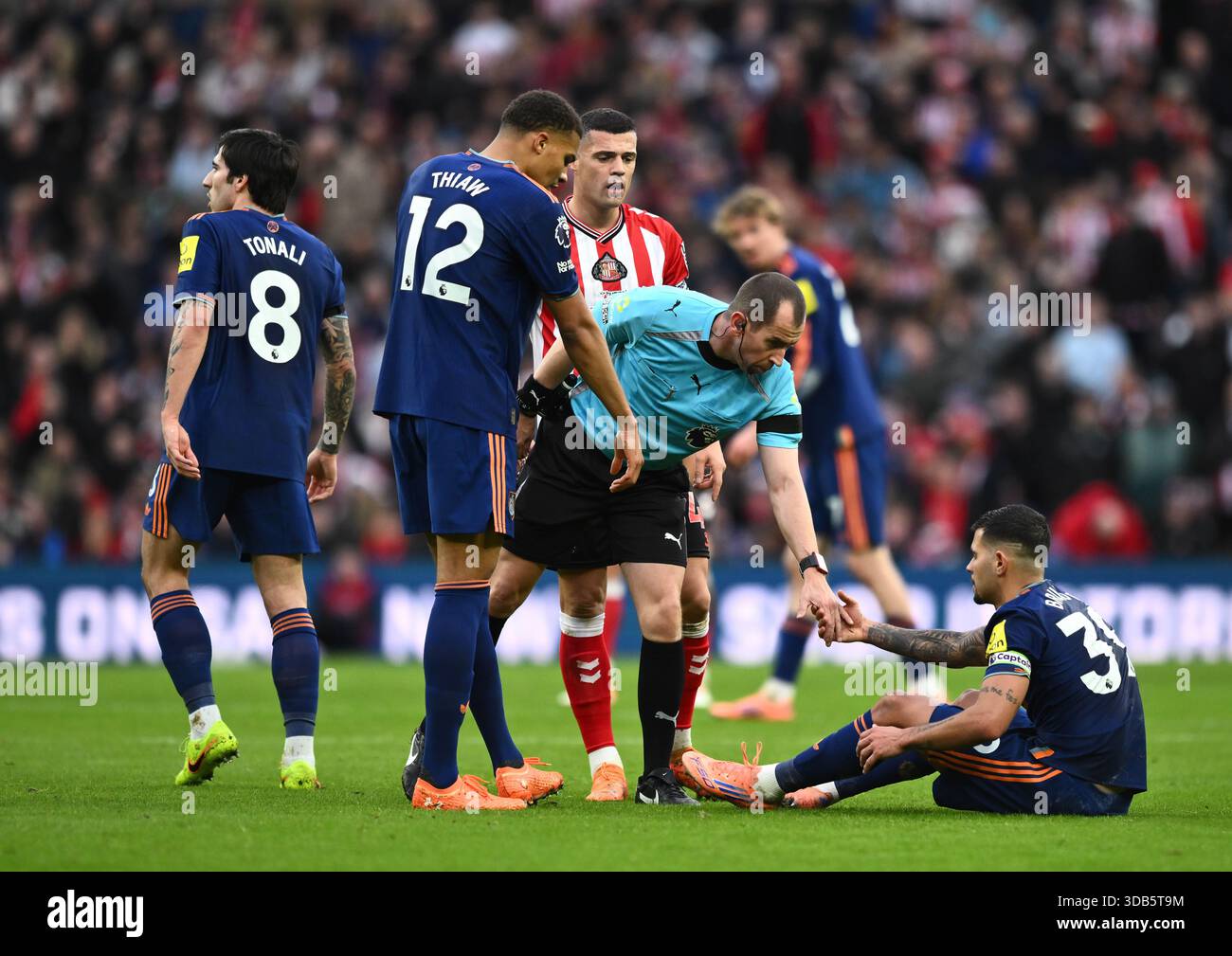 Sunderland, Großbritannien. Dezember 2025. Bruno Guimaraes von Newcastle United wird am 14. Dezember 2025 im Stadion of Light in Sunderland (England) von Peter Bankes beim Spiel der Premier League 2025/26 League zwischen Sunderland und Newcastle United FC unterstützt. Quelle: SPP Sport Pressefoto. /Alamy Live News Stockfoto