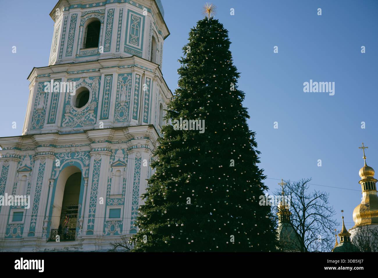 KIEW, Ukraine 13. Dezember 2025 der wichtigste Weihnachtsbaum auf dem Sophia-Platz, hoch vor dem Glockenturm der Heiligen Sophia-Kathedrale unter einer Brille Stockfoto