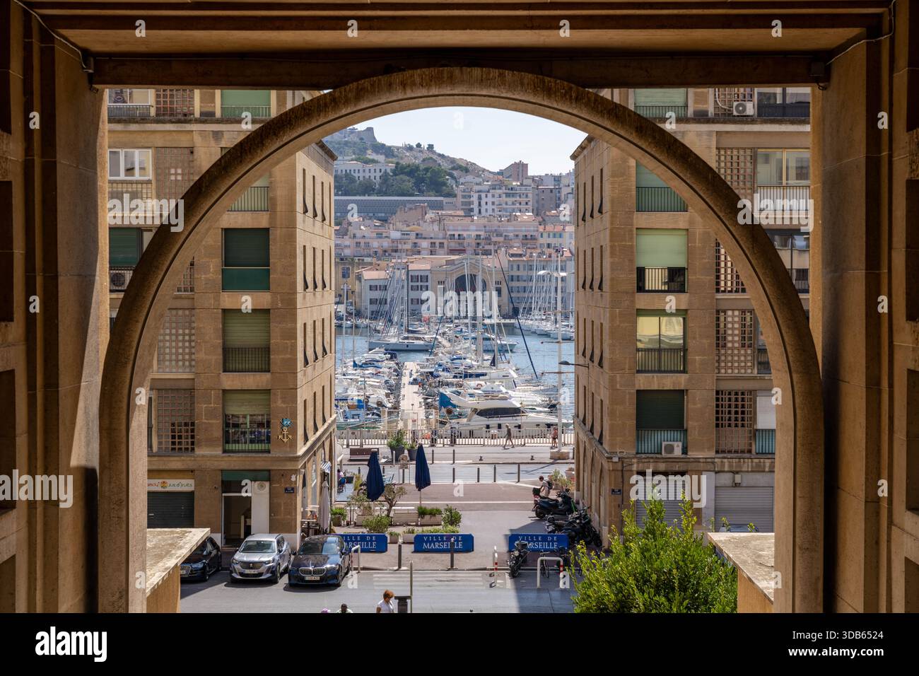 Marseille Frankreich - 26. August 2025: Blick auf den Vieux Port durch eine Passage in Marseille Frankreich mit Blick auf die Boote im Hafen Stockfoto