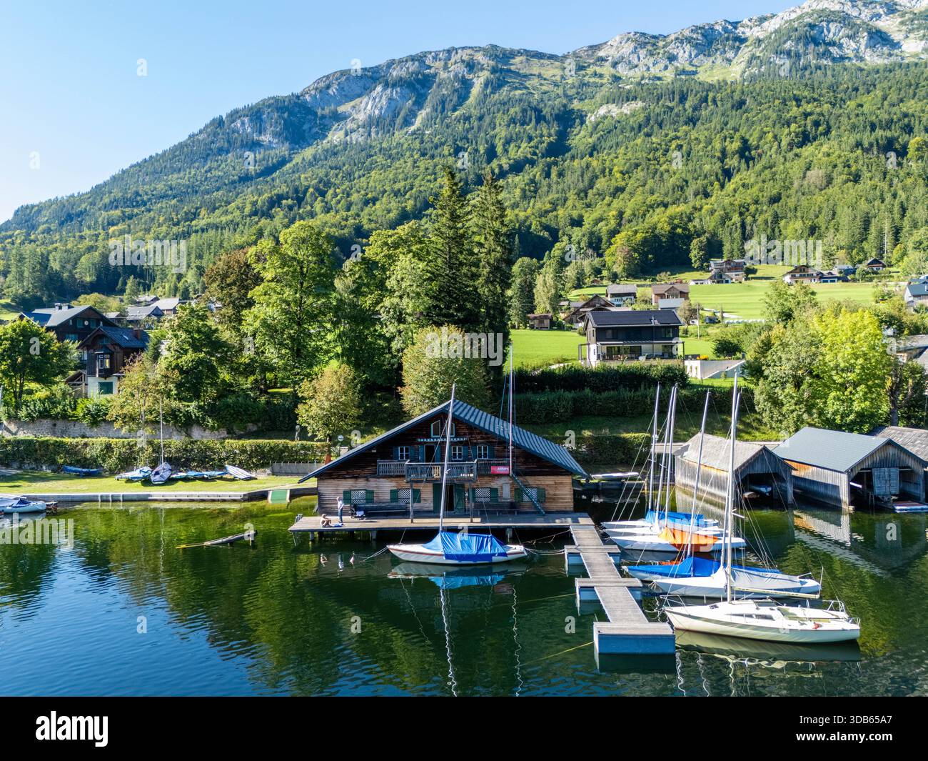 Grundlsee Österreich - 15. September 2025: Luftansicht auf eine kleine Marina am Grundlsee mit Segelbooten in Österreich Stockfoto