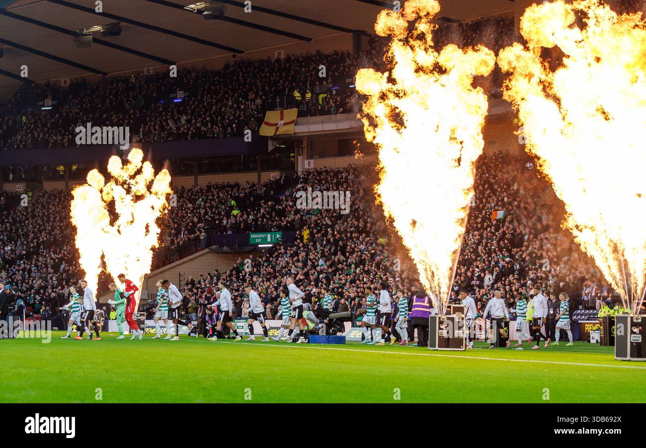 Hampden Park, Glasgow, Schottland, Großbritannien. Dezember 2025. Celtic V St Mirren, Premier Sports Scottish League Cup Finale. Teams treten auf dem Spielfeld ein. Titel: WM Sport Media / Alamy Live News Stockfoto