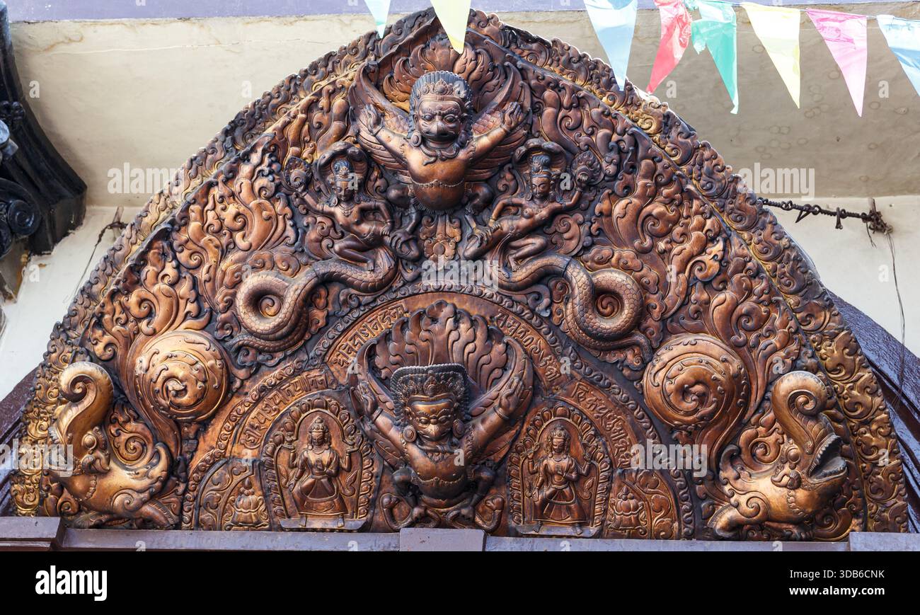 Aufwändig geschnitztes hölzernes Tempeltympanon mit Schutzgöttern und mythologischen Figuren in Nepal. Stockfoto