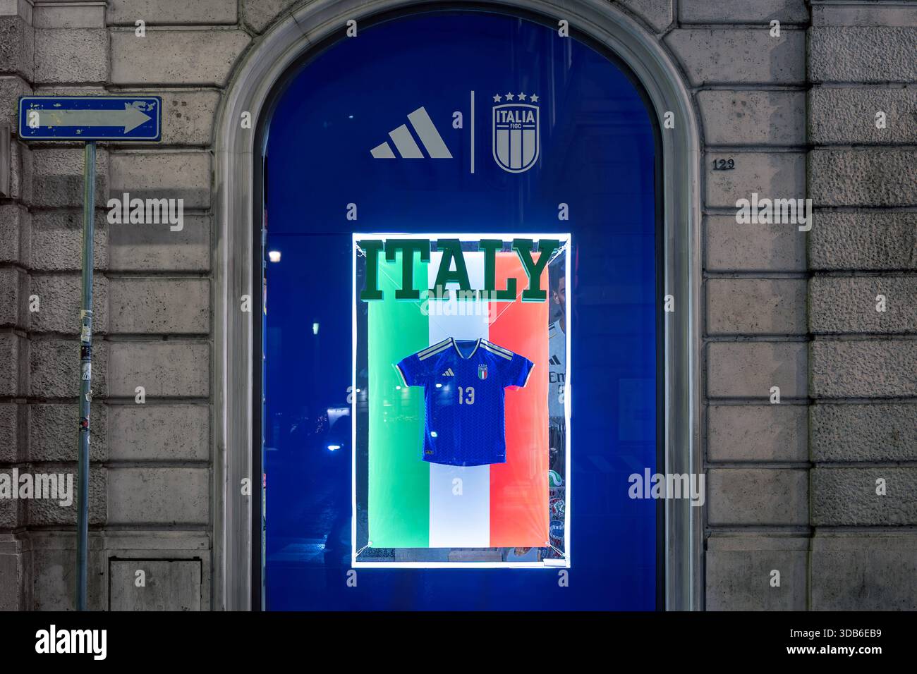 Das Trikot der italienischen Fußballnationalmannschaft im Fenster. Rom, Italien - 8. Dezember 2025: Ein Schaufenster zeigt das Trikot der italienischen Fußballnationalmannschaft von Adidas. Rom RM Italien Copyright: XGennaroxLeonardix Stockfoto