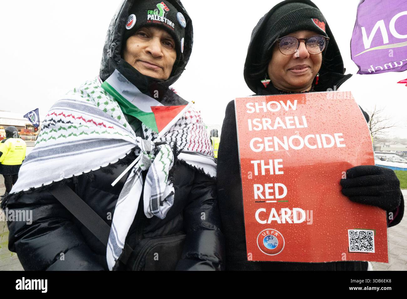 Glasgow, Schottland, Großbritannien. Dezember 2025. Die Kampagnengruppe Scottish Palestine Solidarity Campaign und verbündete Unterstützer veranstalteten einen Protest vor dem Scottish League Cup-Finale. Die Demonstration zielte auf eine kürzlich angekündigte Partnerschaft zwischen Barclays und dem Schottischen Fußballverband ab, der Kritik an der Rolle der Banken bei der Finanzierung israelischer Militäroperationen in Gaza gezogen hat. (Kreditbild: © Cameron Scott/ZUMA Press Wire) NUR REDAKTIONELLE VERWENDUNG! Nicht für kommerzielle ZWECKE! Quelle: ZUMA Press, Inc./Alamy Live News Stockfoto