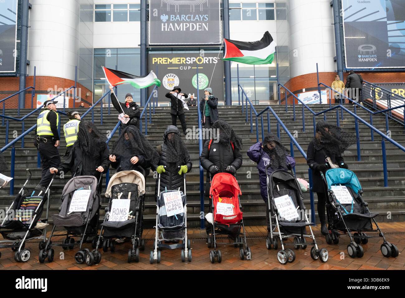 Glasgow, Schottland, Großbritannien. Dezember 2025. Die Kampagnengruppe Scottish Palestine Solidarity Campaign und verbündete Unterstützer veranstalteten einen Protest vor dem Scottish League Cup-Finale. Die Demonstration zielte auf eine kürzlich angekündigte Partnerschaft zwischen Barclays und dem Schottischen Fußballverband ab, der Kritik an der Rolle der Banken bei der Finanzierung israelischer Militäroperationen in Gaza gezogen hat. (Kreditbild: © Cameron Scott/ZUMA Press Wire) NUR REDAKTIONELLE VERWENDUNG! Nicht für kommerzielle ZWECKE! Quelle: ZUMA Press, Inc./Alamy Live News Stockfoto