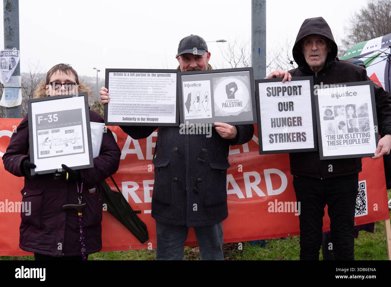 Glasgow, Schottland, Großbritannien. Dezember 2025. Die Kampagnengruppe Scottish Palestine Solidarity Campaign und verbündete Unterstützer veranstalteten einen Protest vor dem Scottish League Cup-Finale. Die Demonstration zielte auf eine kürzlich angekündigte Partnerschaft zwischen Barclays und dem Schottischen Fußballverband ab, der Kritik an der Rolle der Banken bei der Finanzierung israelischer Militäroperationen in Gaza gezogen hat. (Kreditbild: © Cameron Scott/ZUMA Press Wire) NUR REDAKTIONELLE VERWENDUNG! Nicht für kommerzielle ZWECKE! Quelle: ZUMA Press, Inc./Alamy Live News Stockfoto