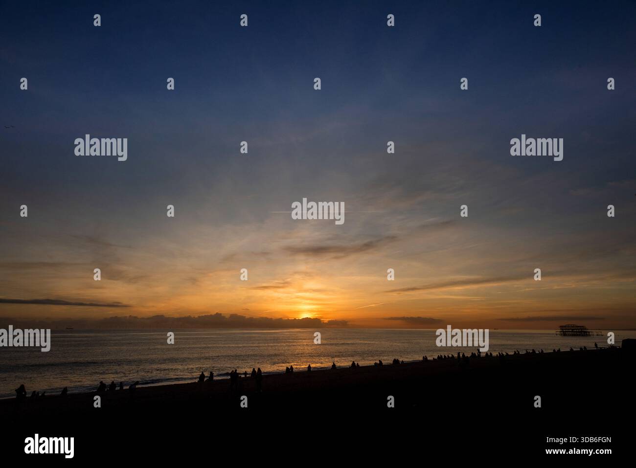 Brighton, 13. Dezember 2025: Sonnenuntergang am Brighton Beach Stockfoto
